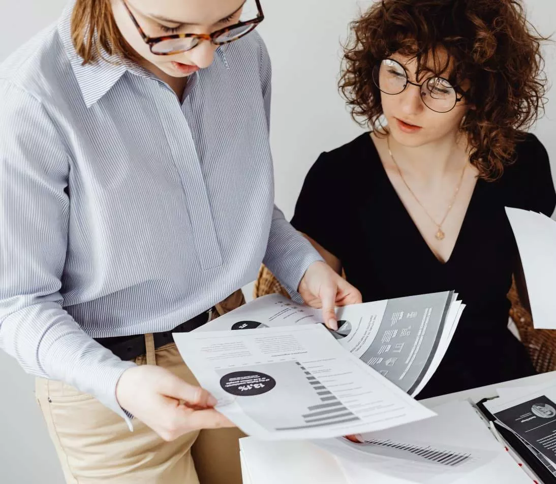 Mujeres revisando su contabilidad para entender sus finanzas. Curso aprende a controlar a tu gestoría. 