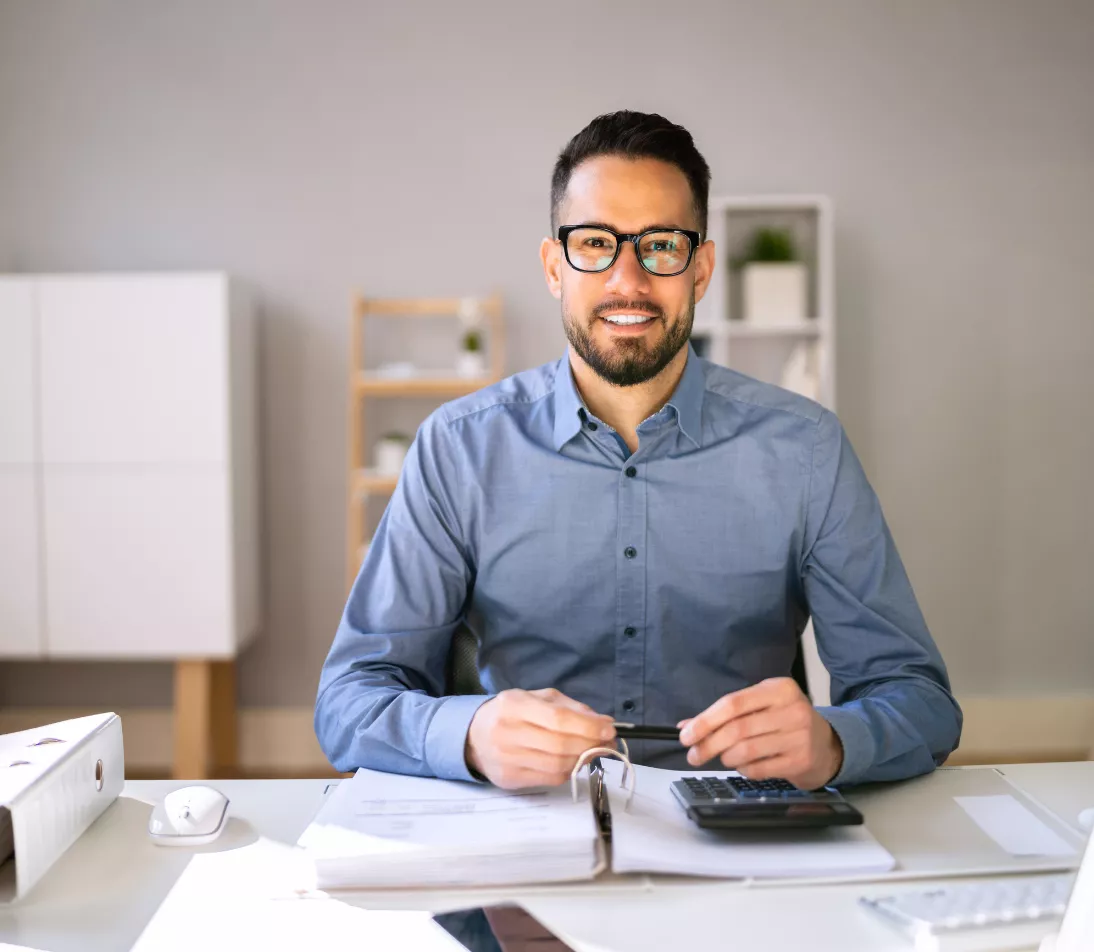 curso aprende a gestionar a tu gestoria de mi director financiero | Hombre mirando a camara y revisando sus cuentas